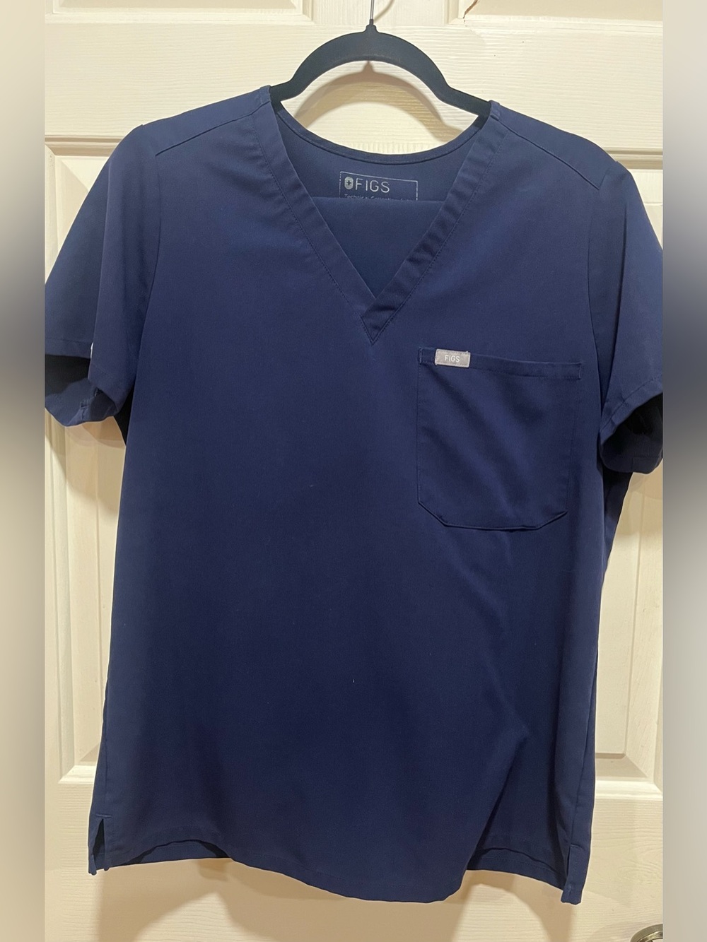 Figs Women’s Navy Scrub Set in size Medium